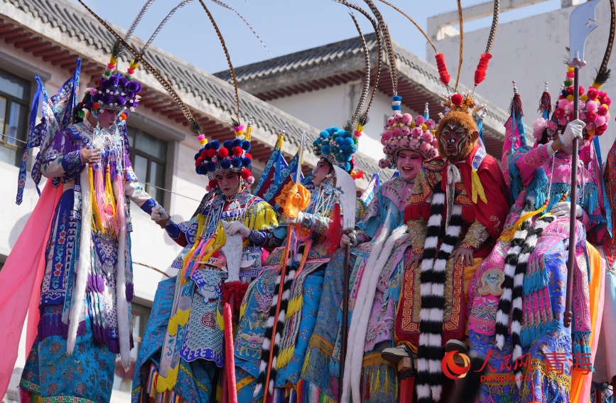 休息中的高蹺演員。人民網記者 甘海瓊攝