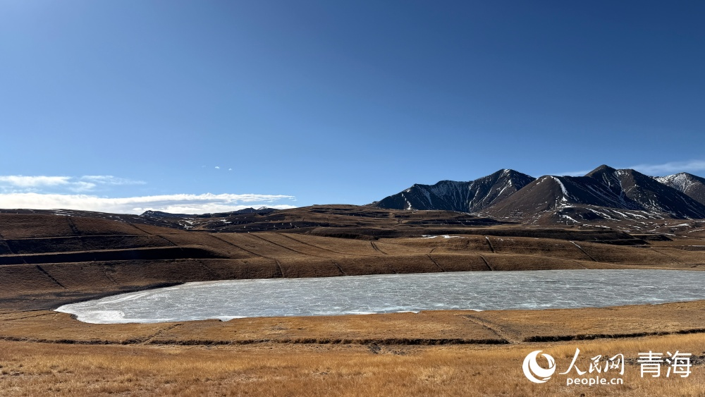 復綠后的礦坑。人民網記者 況玉攝