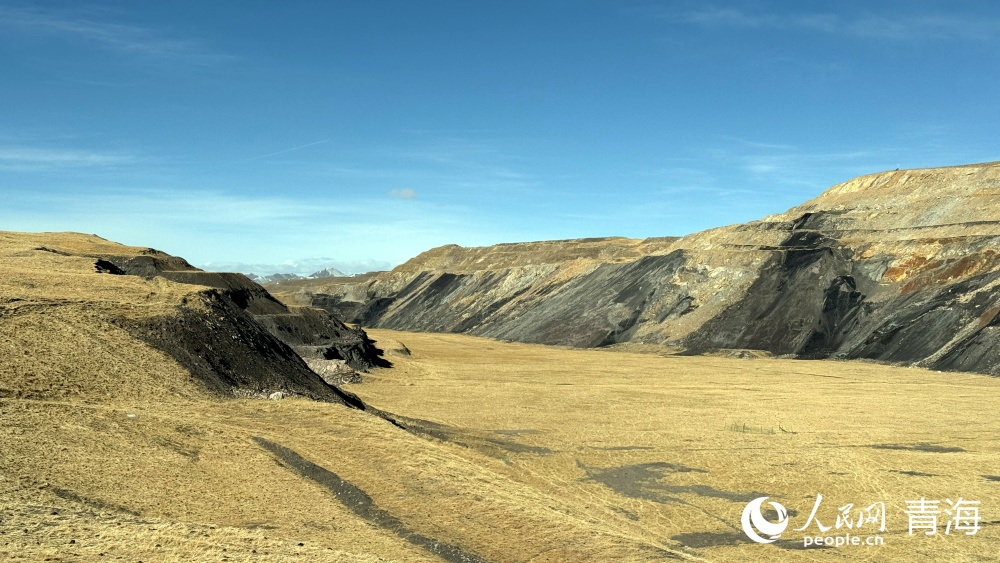 復綠后的礦坑。人民網記者 況玉攝