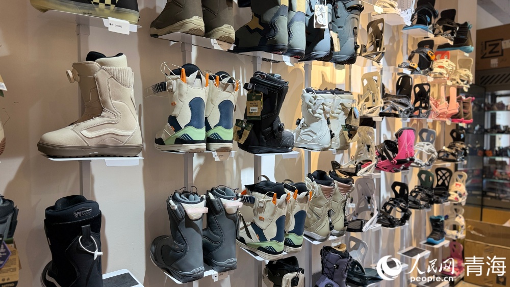 雪鞋整齊排列。人民網記者 況玉攝