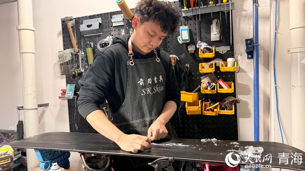 李飛正在給雪板打蠟。人民網記者 況玉攝