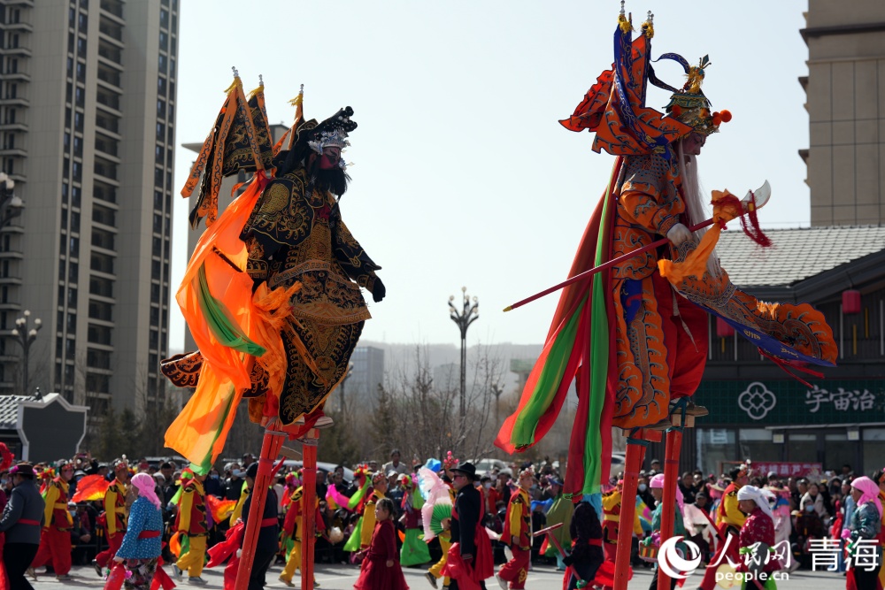 高蹺表演。人民網記者 況玉攝
