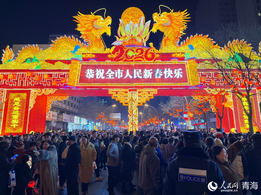 小桥大街熙攘的人群。人民网记者 况玉摄