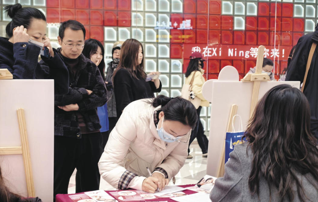 3月7日，由西寧市婦女聯合會聯合市總工會、共青團市委、市人社局共同主辦的2026年春風行動暨就業援助季活動在西寧市城北吾悅廣場火熱啟幕。此次活動緊扣新質生產力發展與婦女高質量就業主題，吸引了40余家用工企業踴躍參與，帶來300余個就業崗位，近千名求職者紛紛到場尋覓機會。圖為活動現場。王偉才、魏雅琪 攝