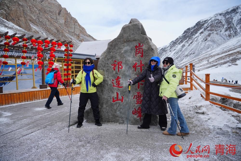 登山爱好者在岗什卡景区拍照打卡。人民网记者 况玉摄