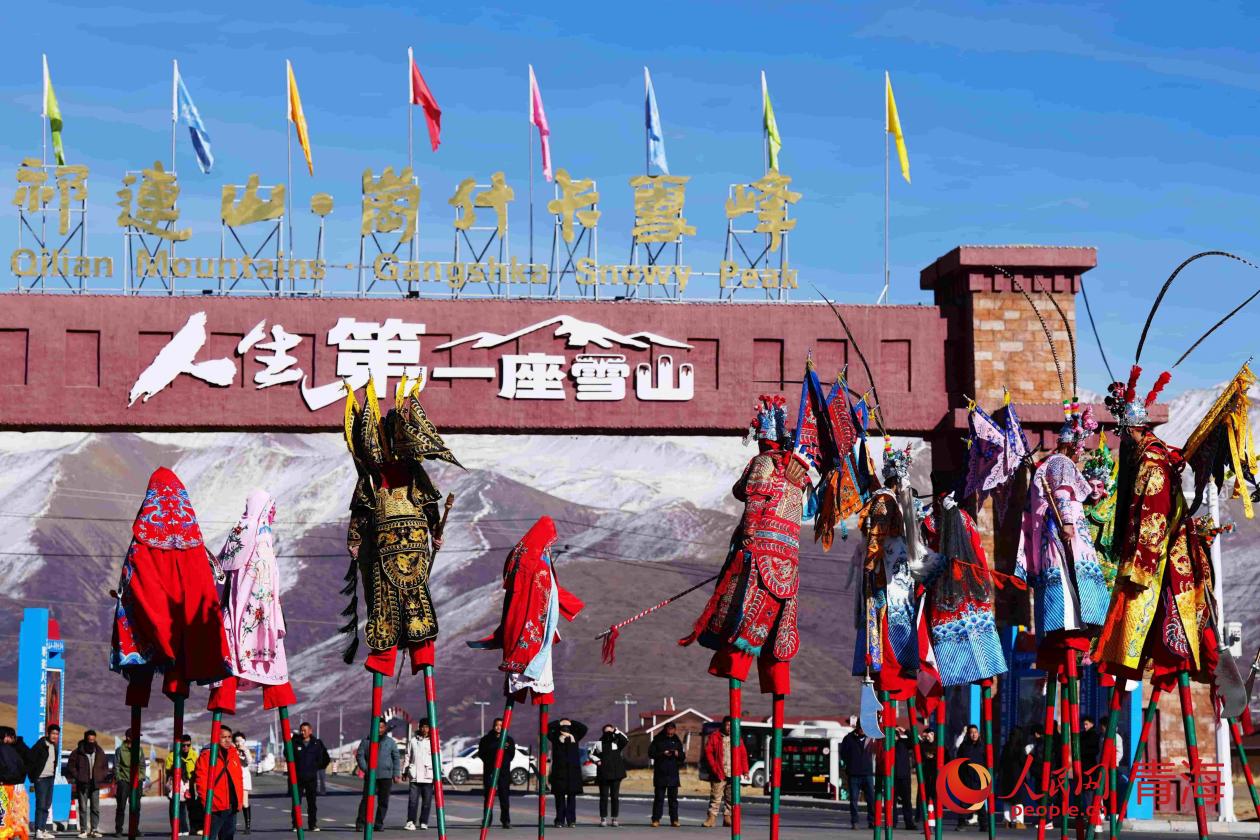 岗什卡景区门口的高跷表演。人民网 顾斐菲摄