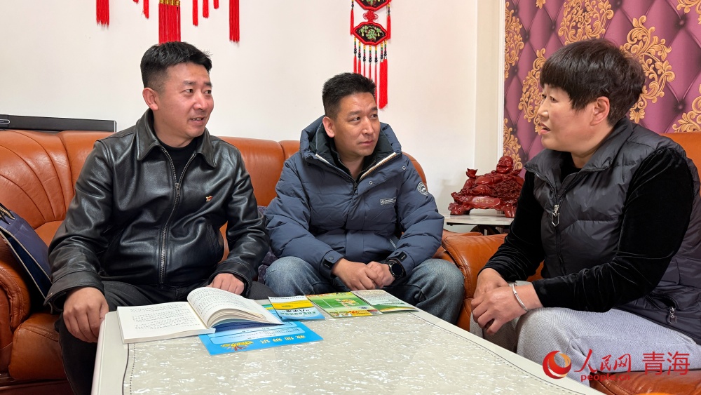 中央一號文件宣講入戶。人民網記者 況玉攝