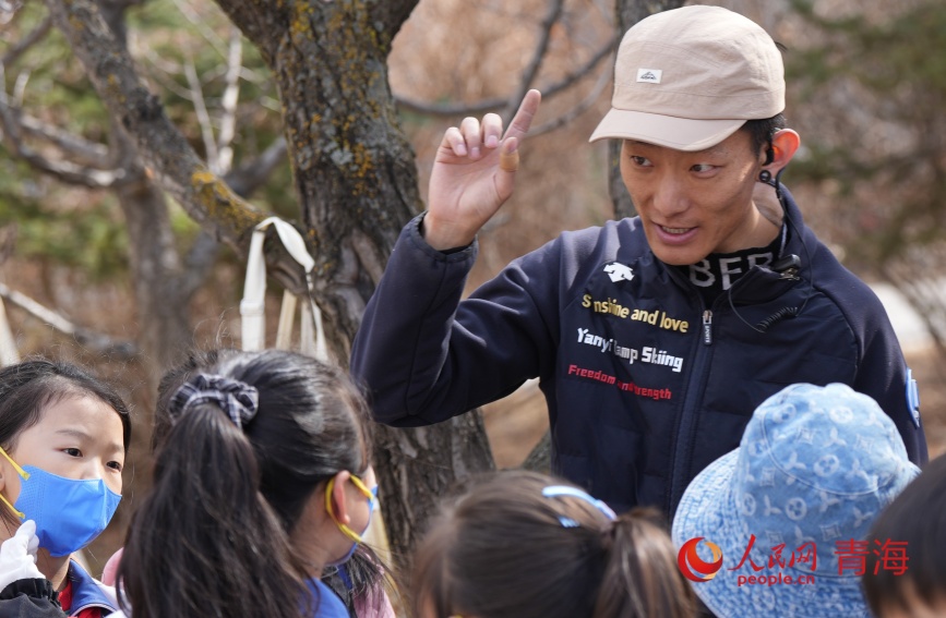 户外课堂学习养护知识。人民网记者 甘海琼摄