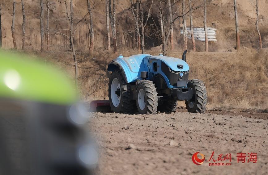 無人整地機在田間作業。人民網記者 甘海瓊攝
