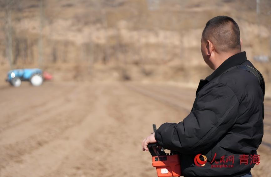 種植戶操作無人整地機。人民網記者 甘海瓊攝