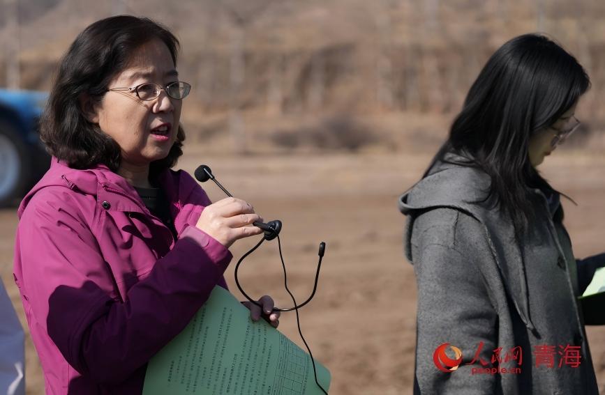 农技专家开展现场教学。人民网记者 甘海琼摄