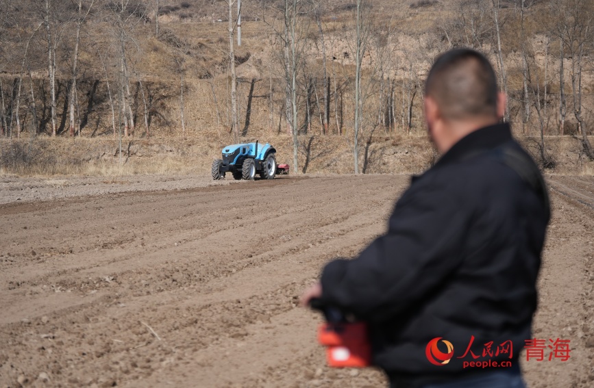 农机手操作无人耕地机。人民网记者 甘海琼摄