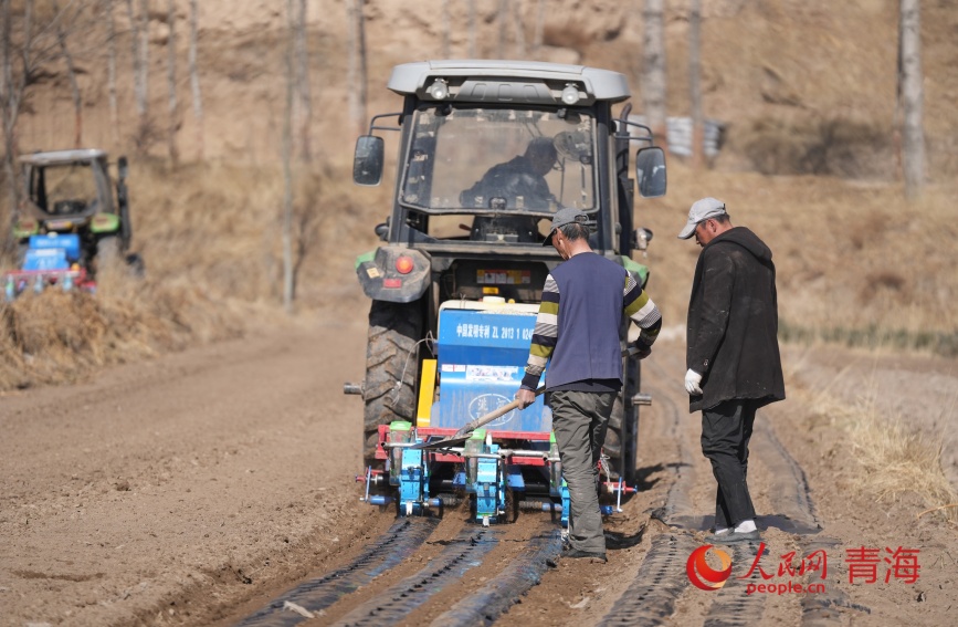 北斗导航播种机在田间作业