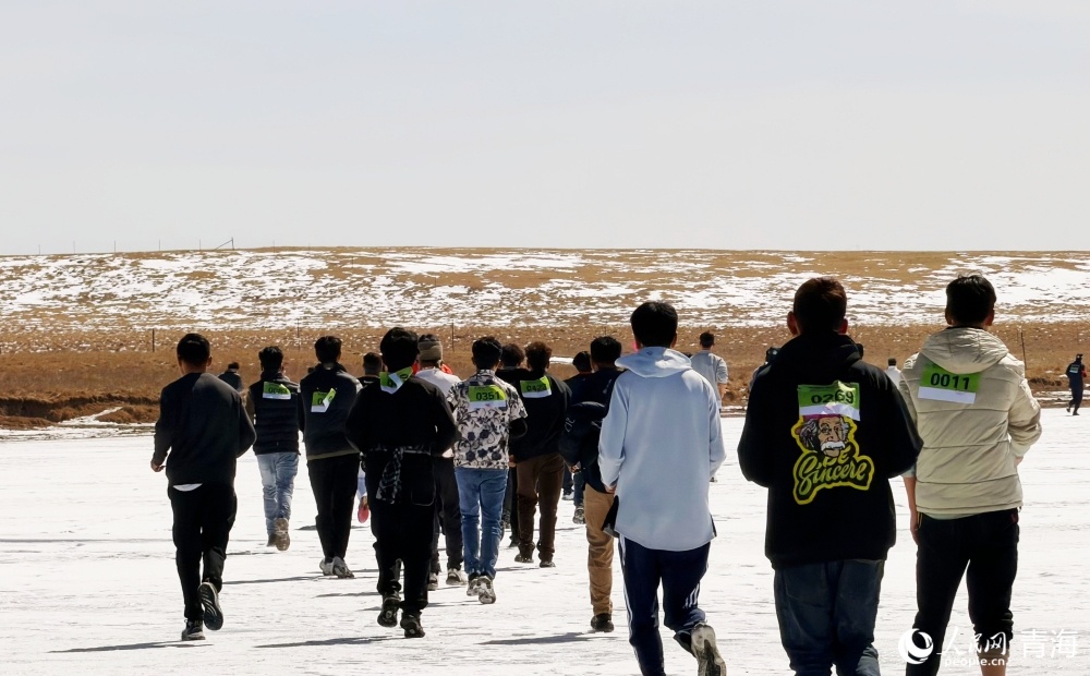 參賽選手徒步中。人民網 顧斐菲攝
