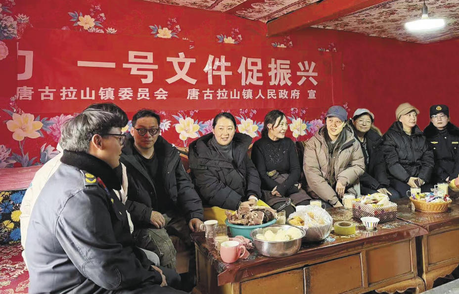 镇干部向牧民细致解读乡村振兴相关政策，现场答疑解惑。冉志敏摄
