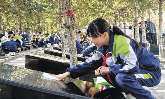 西宁各界清明祭英烈