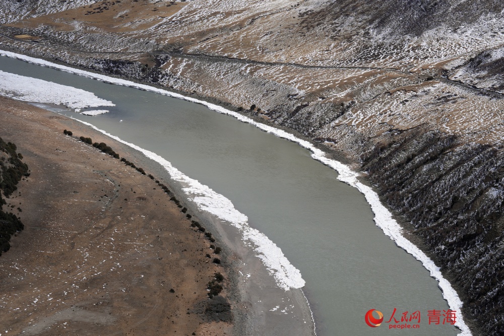 雪落长江第一湾。人民网记者 况玉摄