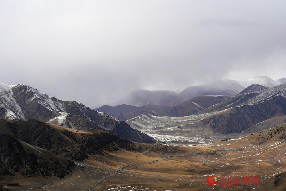 雪落长江第一湾。人民网记者 况玉摄