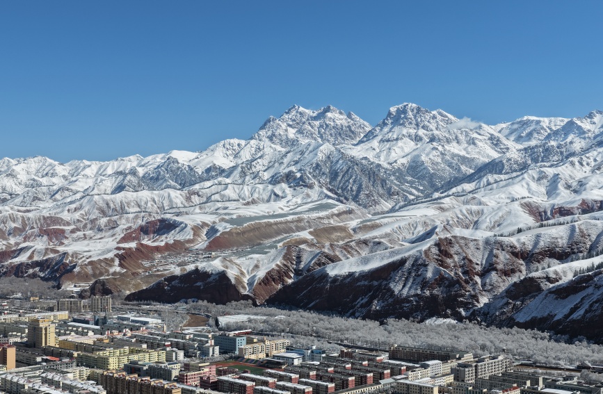 春雪后的祁连山。安雪姣摄
