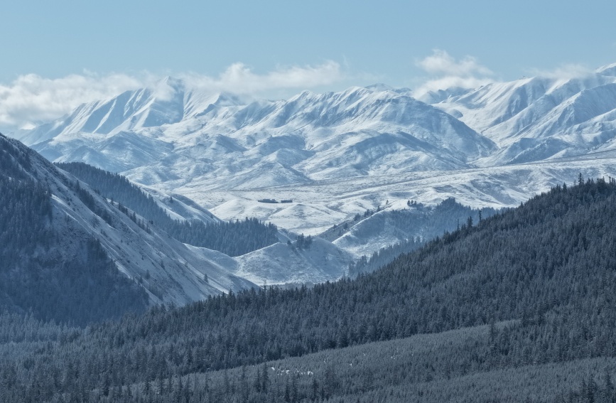 春雪后的祁连山。仁青多杰摄
