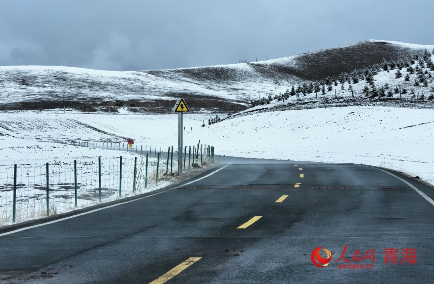 雪后的祁连9号公路。人民网记者 甘海琼摄