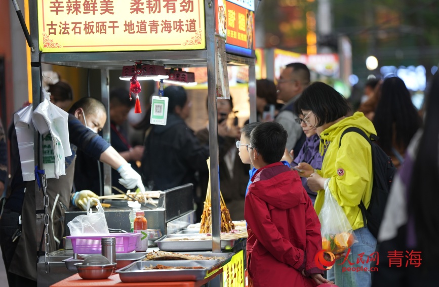 游客在夜市。人民网记者 甘海琼摄