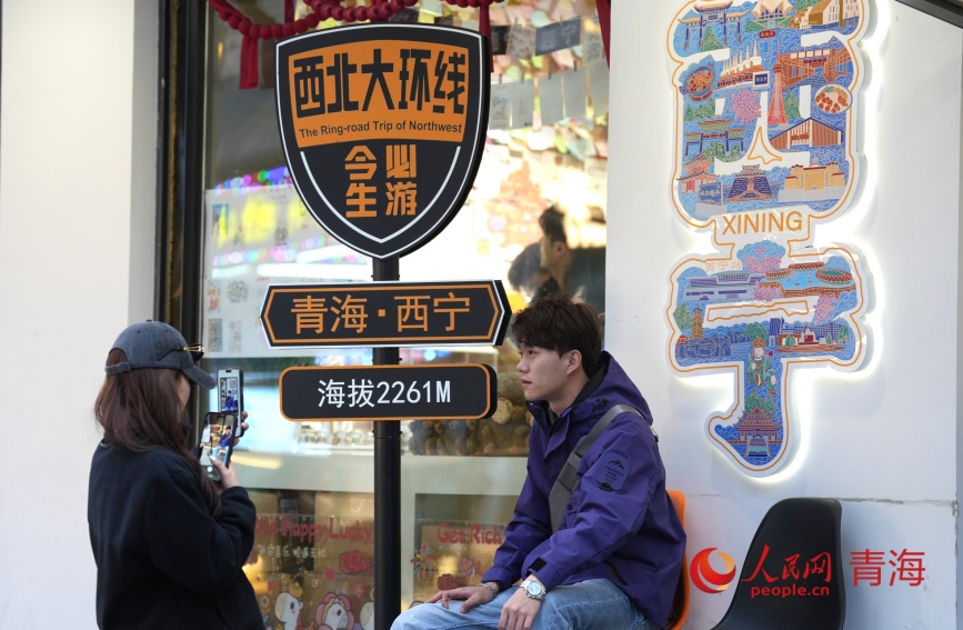 游客在涂鸦墙打卡拍照。人民网记者 甘海琼摄