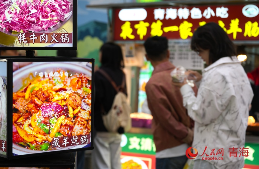 游客在夜市。人民网记者 甘海琼摄