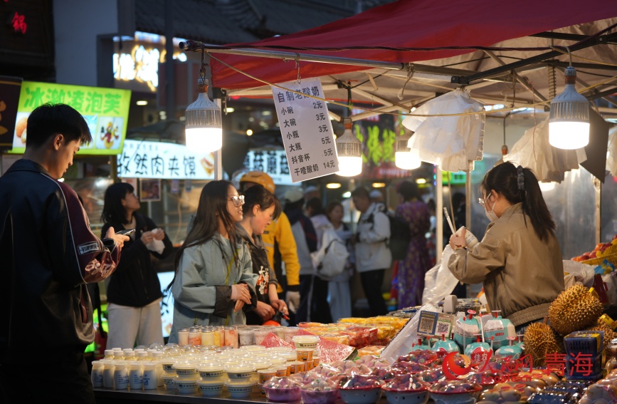 游客在夜市。人民网记者 甘海琼摄
