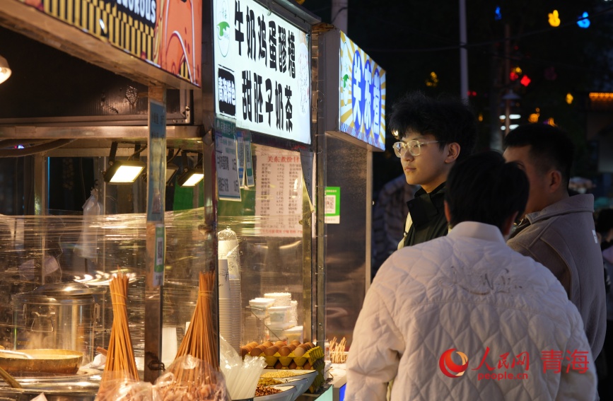 游客在夜市。人民网记者 甘海琼摄