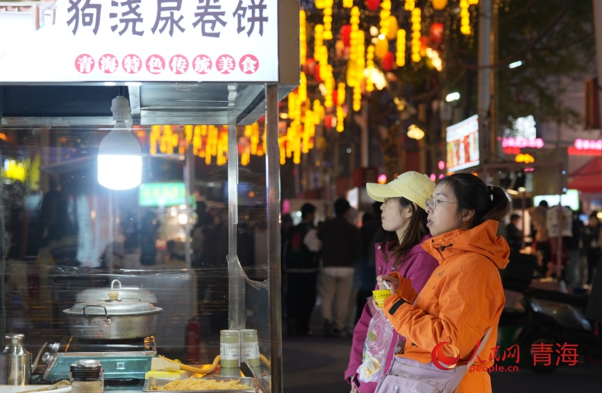 游客在夜市。人民网记者 甘海琼摄