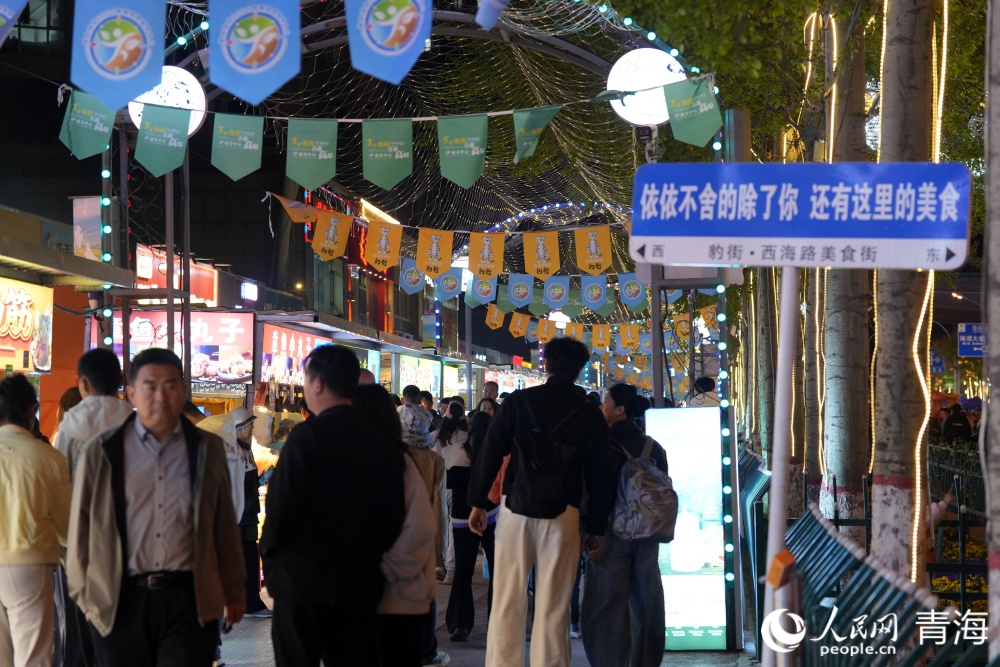 豹街熙攘的人群。人民网记者 况玉摄