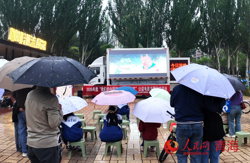 流动放映车放映电影。人民网记者 甘海琼摄