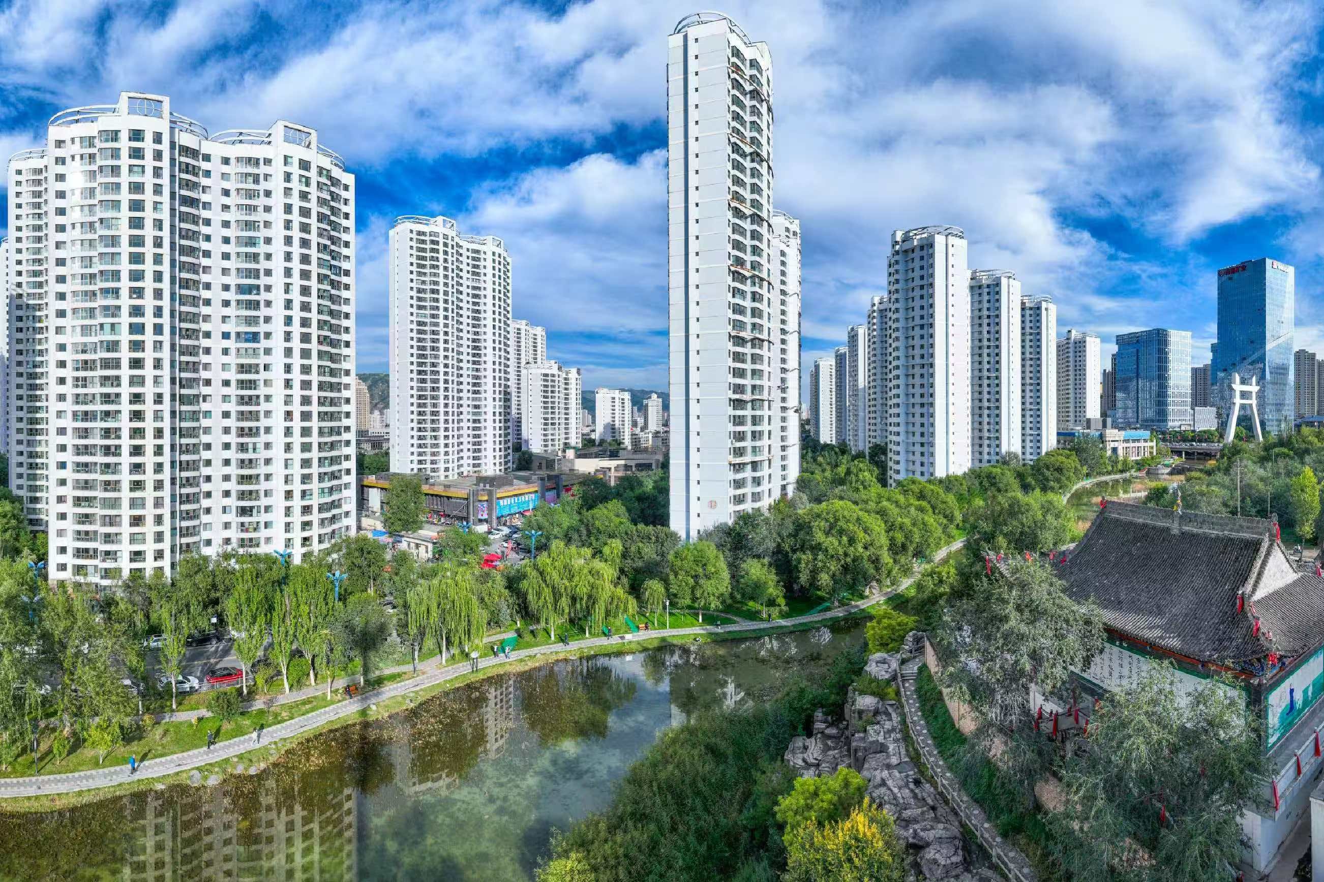 绿满西宁街巷。闫鸿摄
