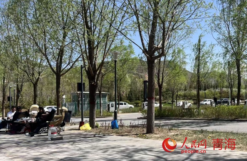 市民在城西区火烧沟露营。人民网记者 甘海琼摄