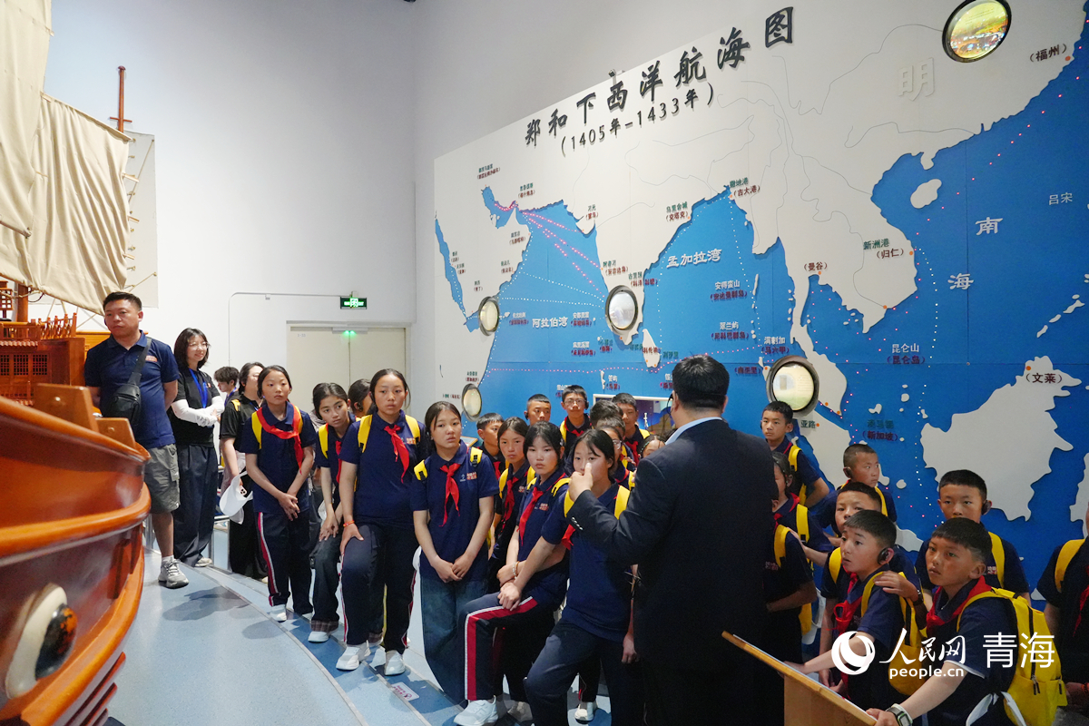 玉樹少年參觀中國科學技術館。人民網記者 楊啟紅攝