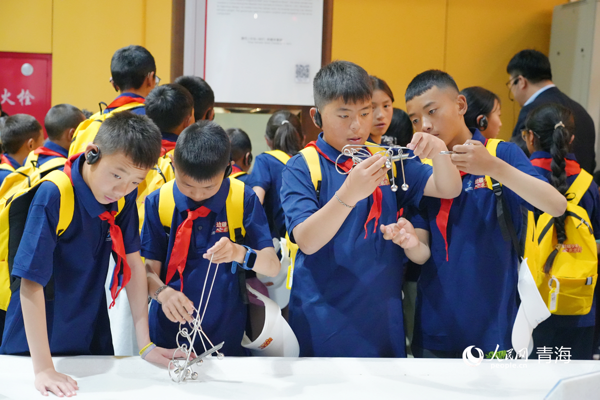 玉樹少年體驗科學裝置。人民網記者 楊啟紅攝