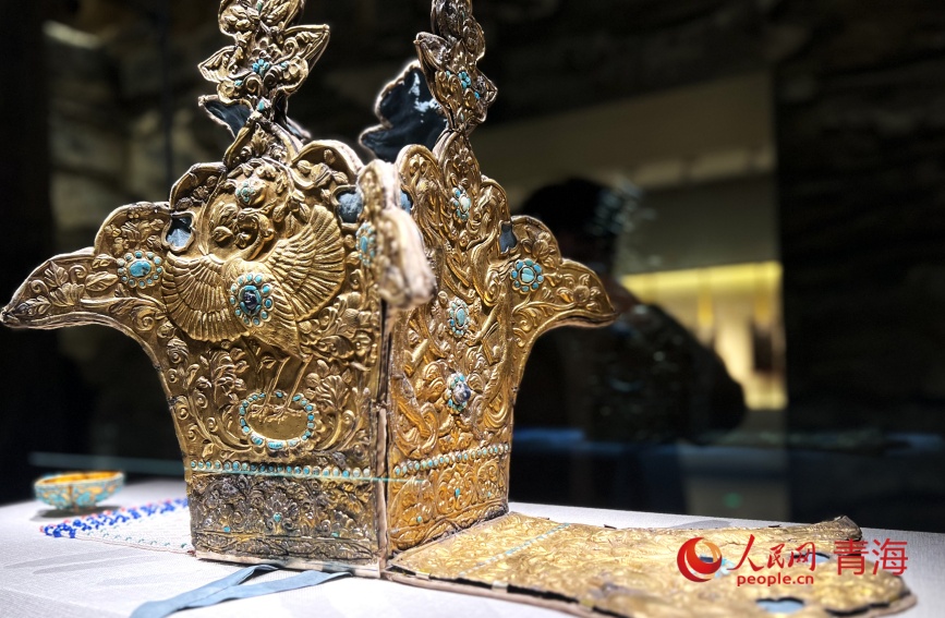 乌兰县泉沟壁画墓珍珠冕旒龙凤狮纹鎏金王冠。人民网记者 甘海琼摄
