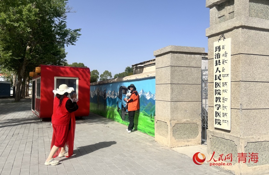游客在拍摄基地打卡。人民网记者 甘海琼