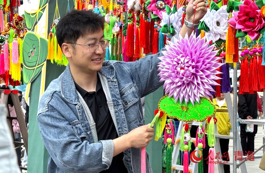 活动现场展示传统荷包。实习生 马秀清摄