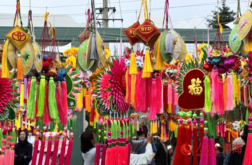 活动现场展示传统荷包。实习生 马秀清摄