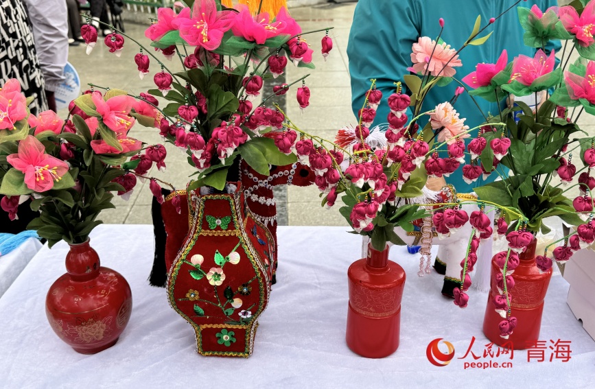 活动现场的传统工艺品展示。实习生 马秀清摄