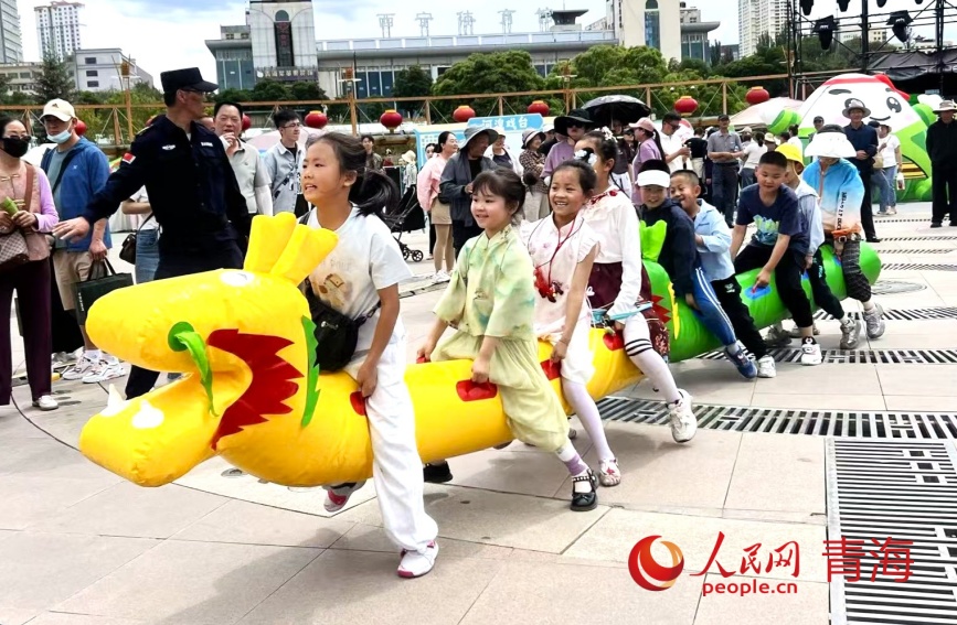 旱地龙舟。人民网记者 甘海琼摄