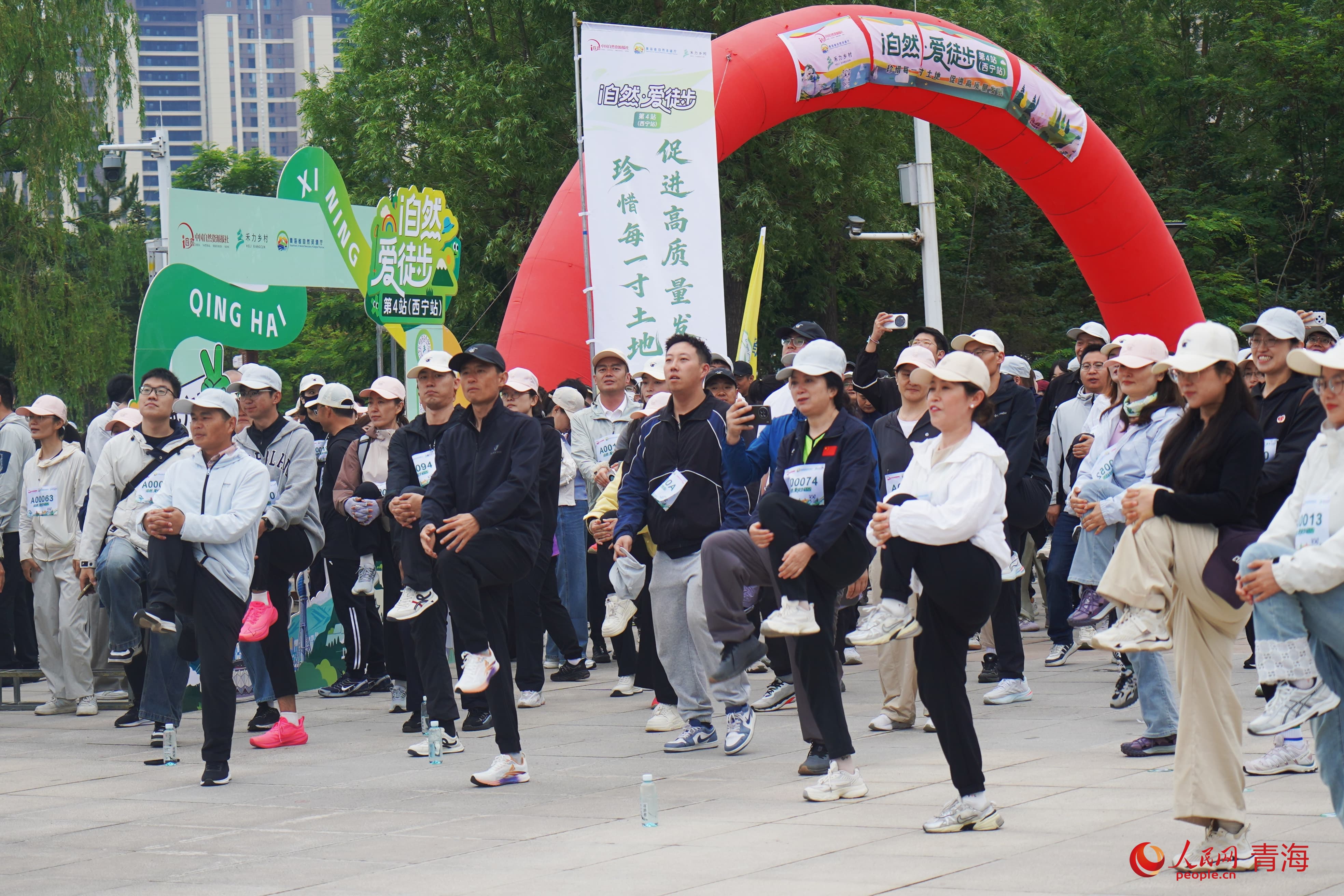 徒步前的热身活动。人民网 顾斐菲摄