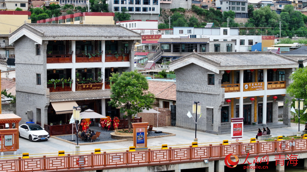 依河而建的的建筑。人民网记者 况玉摄