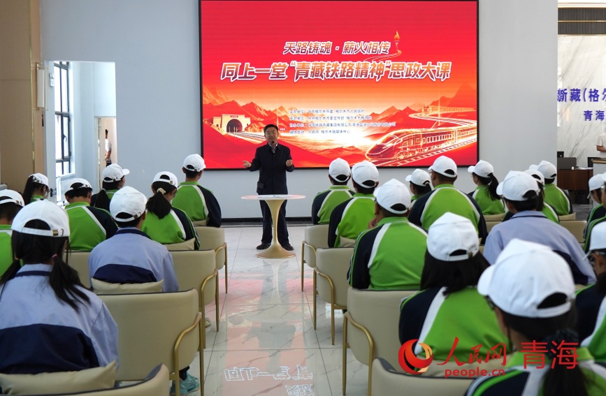孙发平为学生授课。人民网记者 甘海琼摄