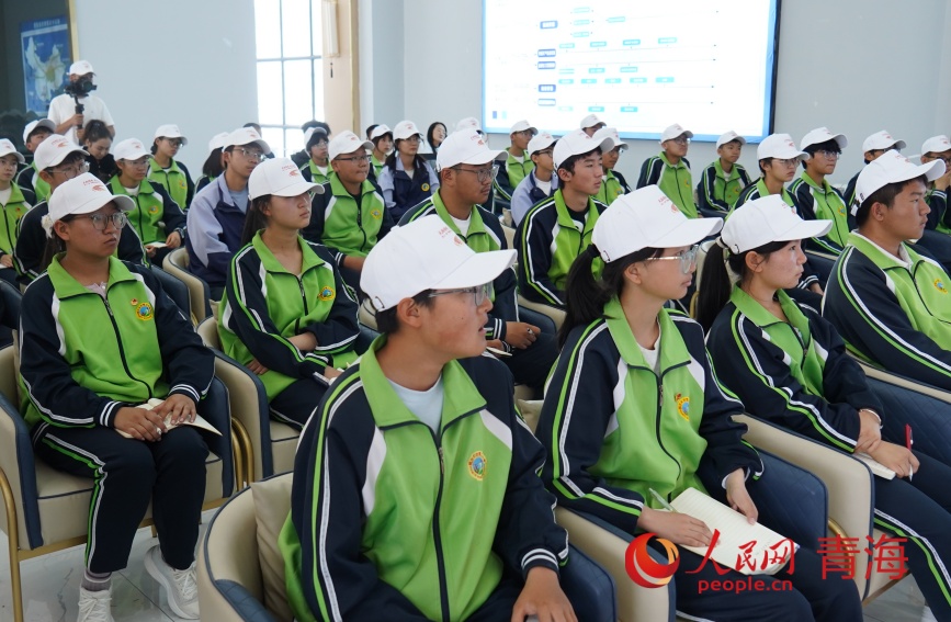 学生们正在上课。人民网记者 甘海琼摄