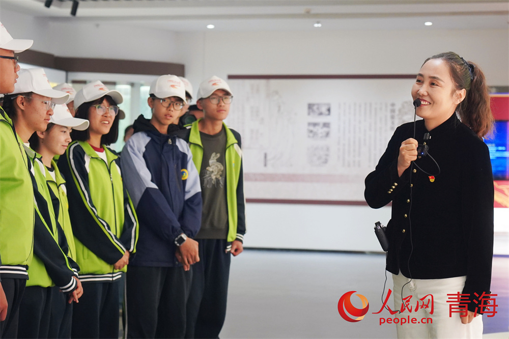 秀仁娜正在给学生们讲课。人民网 顾斐菲摄