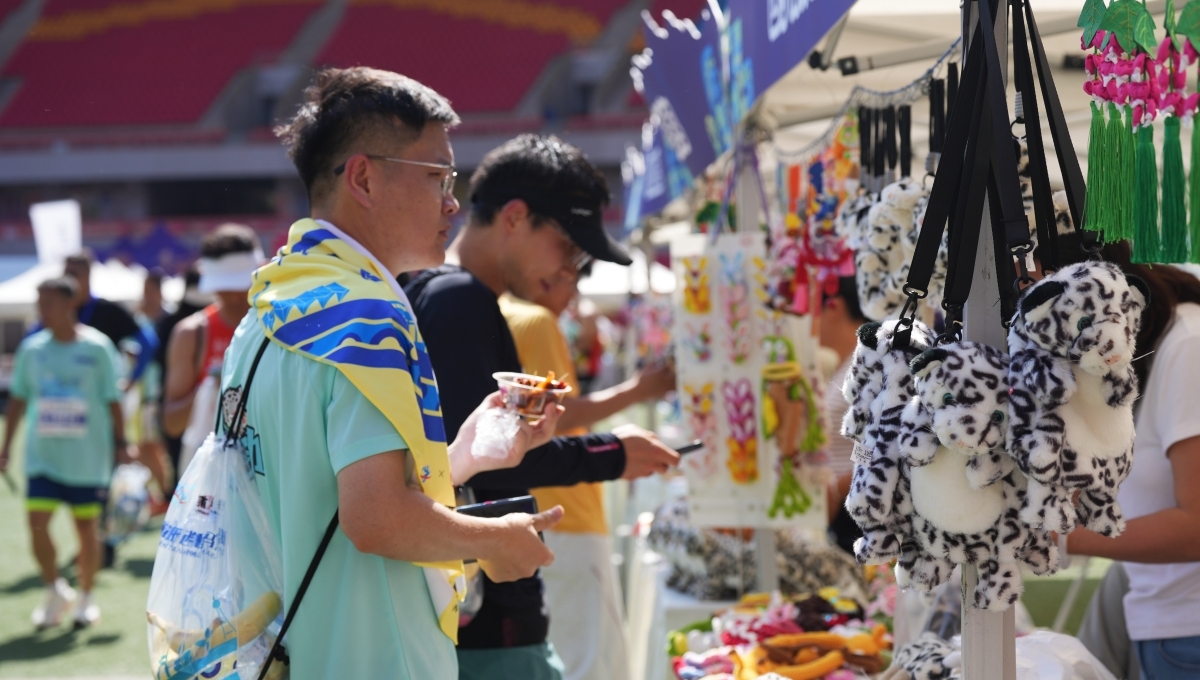 2026年6月28日，2026招商銀行西寧半程馬拉鬆在青海體育中心鳴槍起跑，完賽后選手選購西寧特產。