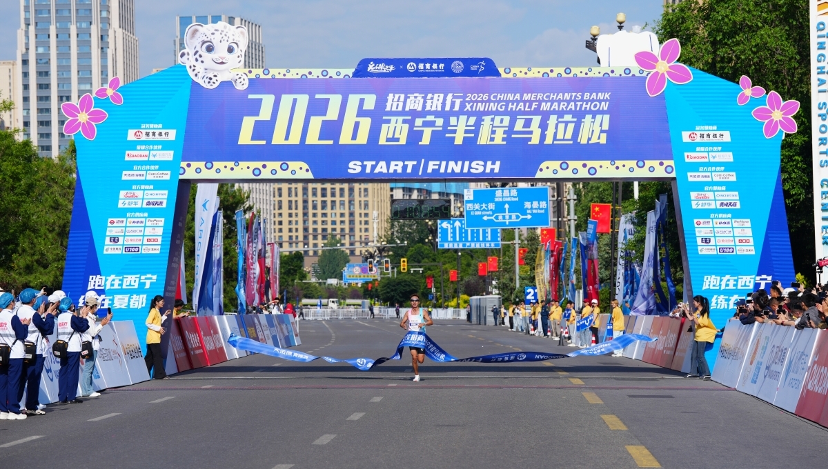 2026招商銀行西寧半程馬拉鬆在青海體育中心鳴槍起跑，賈俄仁加以1:08:54的成績率先沖線。